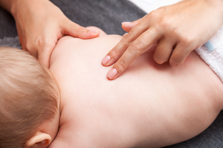 l'osteopata chiara fenaroli mentre esegue un trattamento osteopatico su un neonato
